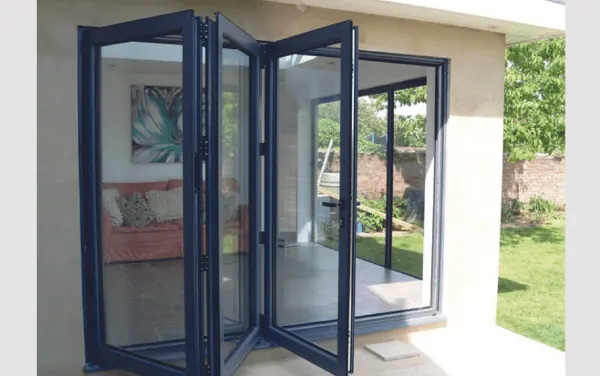 Porta camarão em PVC azul em fábrica parceira