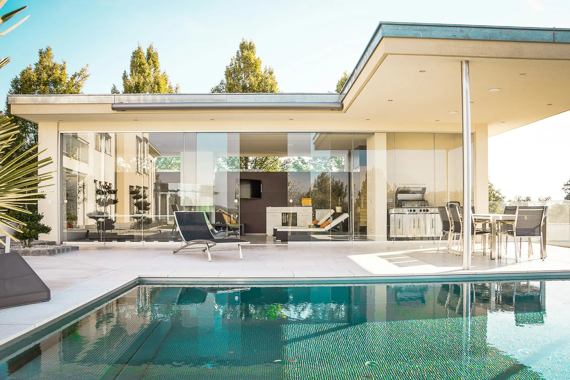 Casa com piscina e grandes portas de vidro