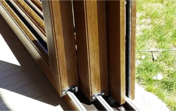Detalhe de folhas de correr Sliding em madeira